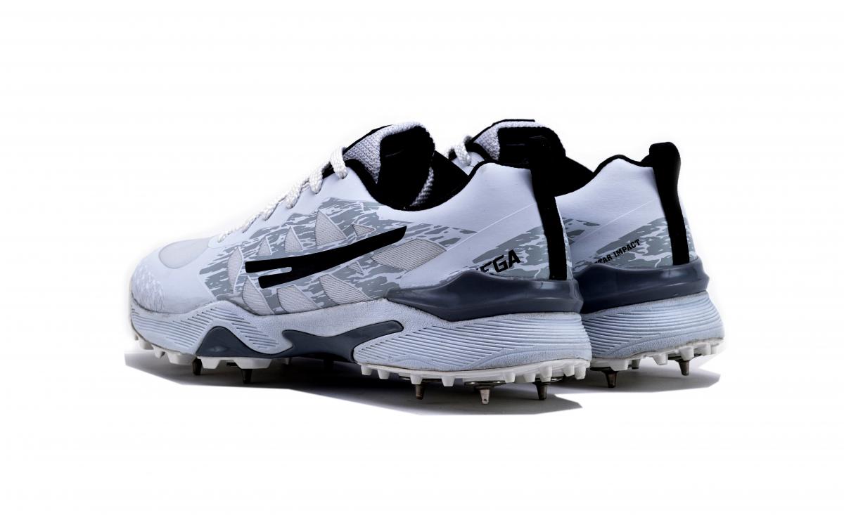 SEGA Freedom Spikes Cricket Shoes – Lightweight Steel Spikes for Performance